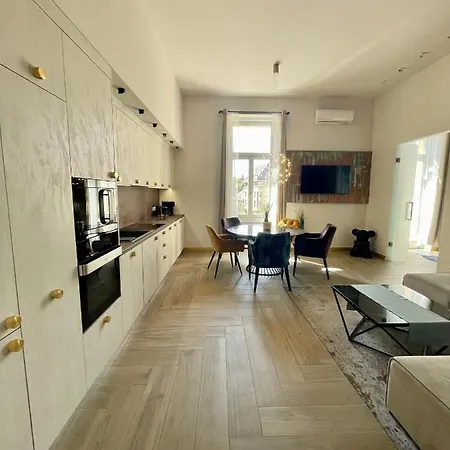 Castle Hill Logodi I Free Parking I Self Check-in * Budapest
