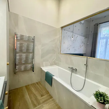 Апартаменты Logodi Castle Hill I 1 Free Parking I Self Check-in *